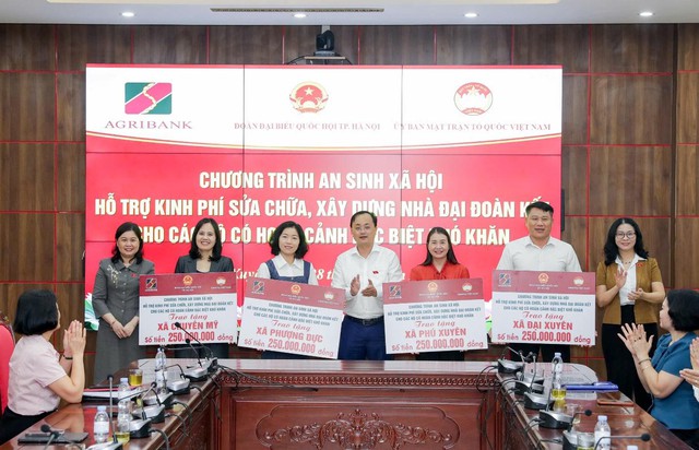 ‏Agribank cùng Đoàn đại biểu Quốc hội thành phố Hà Nội trao 1 tỷ đồng hỗ trợ xây dựng Nhà Đại đoàn kết‏ - Ảnh 2.