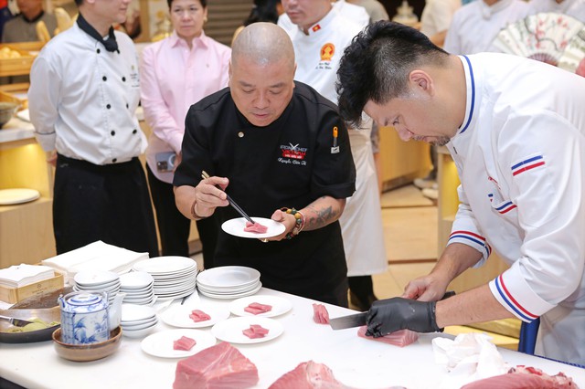 "Vua cá ngừ" 60kg vừa đáp chuyến bay từ Nhật Bản xuống Hà Nội: Giá khoảng 75 triệu đồng, đầu bếp dùng dao Nhật xẻ ngay trước thực khách - Ảnh 4.