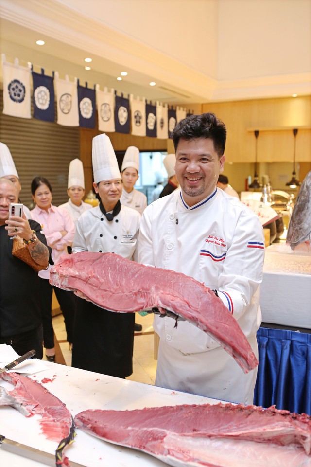 "Vua cá ngừ" 60kg vừa đáp chuyến bay từ Nhật Bản xuống Hà Nội: Giá khoảng 75 triệu đồng, đầu bếp dùng dao Nhật xẻ ngay trước thực khách - Ảnh 3.