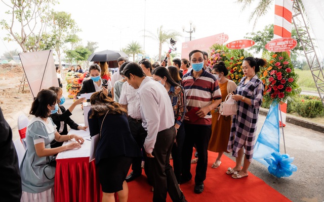 Bùng nổ giao dịch tại lễ cất nóc nhà phố thương mại Ha Tien Centroria