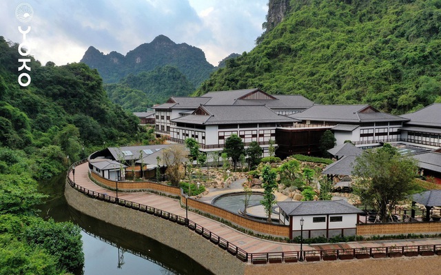 Yoko Onsen Quang Hanh đẹp lung linh trong MV của chàng trai công sở