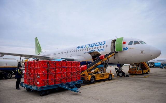 Bamboo Airways tài trợ vận chuyển cho y bác sĩ, thiết bị y tế đến chi viện Hải Dương