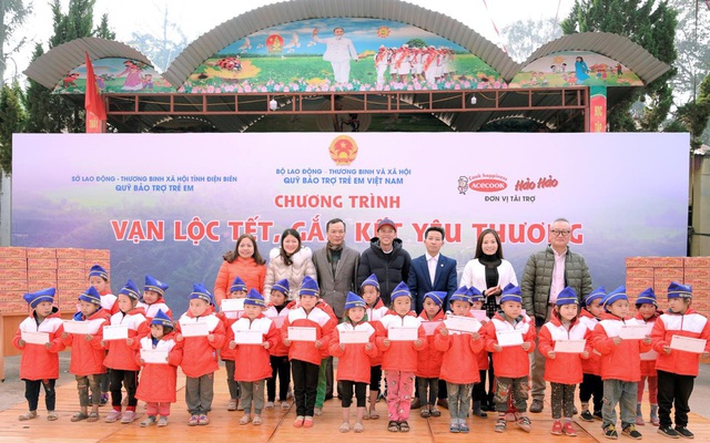 Nghệ sĩ Hoài Linh đồng hành cùng Hảo Hảo trao tặng lộc Xuân ý nghĩa cho trẻ em Điện Biên
