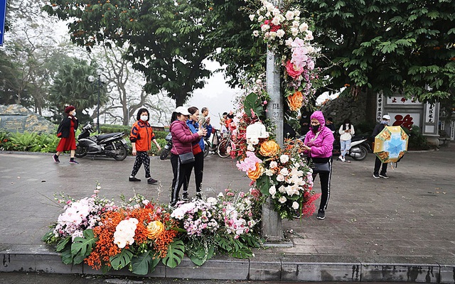​Hơn 100  cột đèn “nở hoa” giữa trung tâm Hà Nội