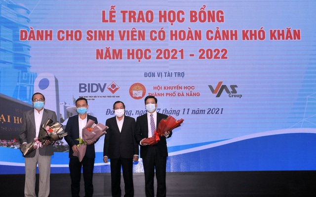 Quỹ Học bổng VAS trao tặng 170 máy tính cho sinh viên