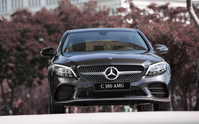 Cơ hội trúng Mercedes-Benz C 180 AMG khi mua xe cuối năm