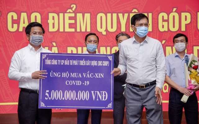 Tập đoàn DIC trao tặng 5 tỷ đồng kinh phí mua vaccine phòng ngừa Covid – 19