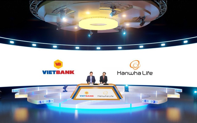 Thị trường cuối năm “nóng” hơn nhờ thương vụ Bancassurance Hanwha Life -Vietbank