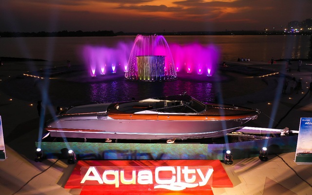 Mãn nhãn trước vẻ đẹp của Riva Aquariva Super vừa cập bến Aqua Marina