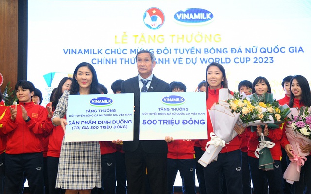 Vinamilk thưởng nóng cho đội tuyển bóng đá nữ quốc gia khi vừa về nước