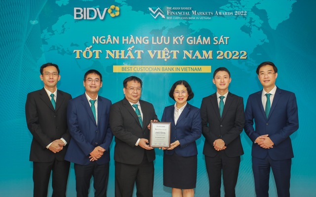 Đại diện BIDV nhận giải thưởng "Ngân hàng lưu ký giám sát tốt nhất Việt Nam 2022"