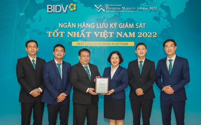 Đại diện BIDV nhận giải thưởng "Ngân hàng lưu ký giám sát tốt nhất Việt Nam 2022"