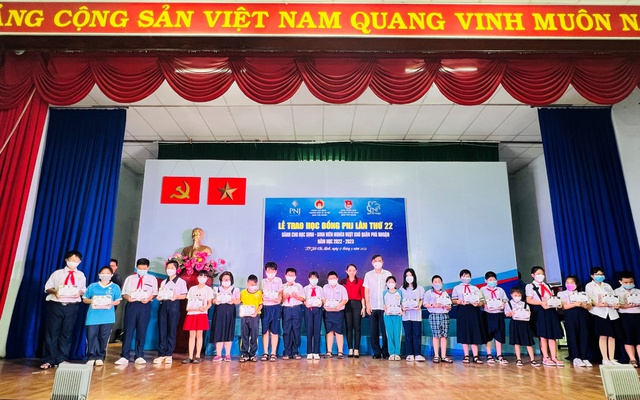 PNJ trao 101 suất học bổng cho học sinh, sinh viên nghèo vượt khó