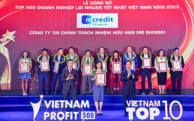 Mcredit nhận danh hiệu Top 200 doanh nghiệp lợi nhuận tốt nhất Việt Nam 2022