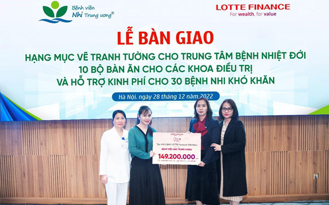 Cán bộ nhân viên LOTTE Finance hỗ trợ các bệnh nhi khó khăn