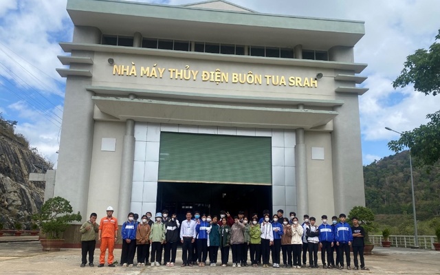 Đoàn học sinh tham quan, hướng nghiệp tại nhà máy thủy điện Buôn Tua Srah