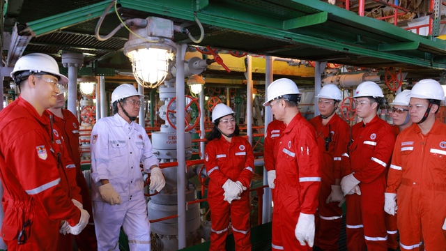 Nhà báo Tạ Bích Loan và các kỹ sư cán bộ ngành dầu khí tại giàn khoan MSP-1, mỏ Bạch Hổ, nơi khai thác tấn dầu thô thương mại đầu tiên vào năm Mậu Thìn 1988