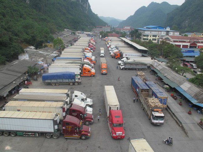 Hàng trăm xe dưa hấu, thanh long lại ùn tắc ở cửa khẩu Tân Thanh