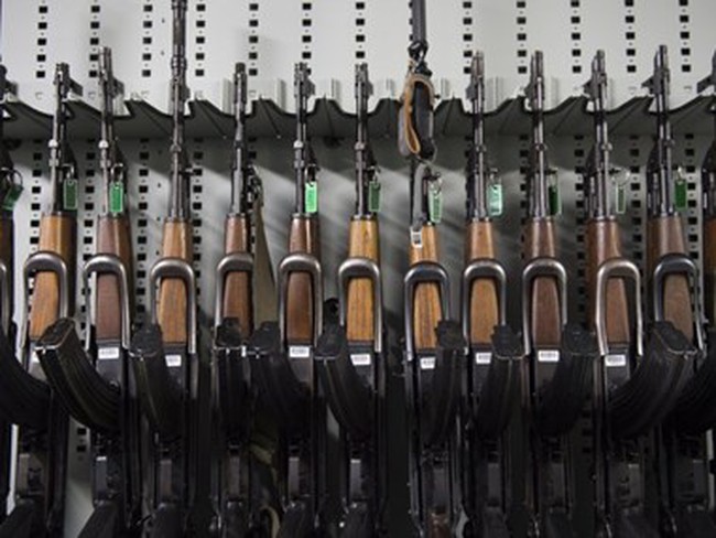 Khủng bố tại Paris: Súng AK-47 được mang vào Pháp như thế nào?