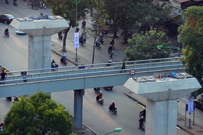 Tháo dỡ cầu đi bộ để phục vụ dự án đường sắt Cát Linh – Hà Đông