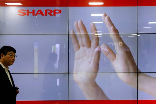 Foxconn trì hoãn mua Sharp vì có quá nhiều khoản nợ tiềm tàng