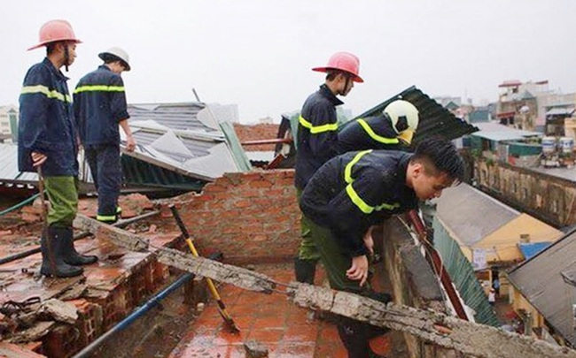 Chùm ảnh: Lực lượng cứu hộ và người dân Hà Nội tất bật dọn dẹp hậu quả bão số 1