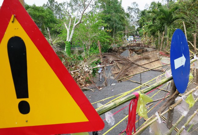 Khô hạn gây sụp đất kinh hoàng ở Cà Mau