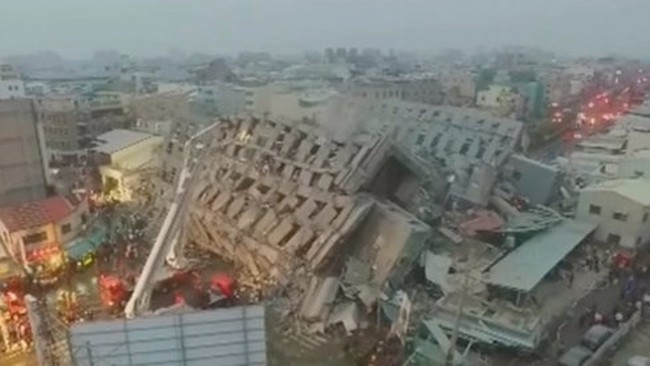 Nhà 17 tầng đổ sập trong động đất ở Đài Loan
