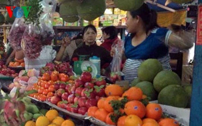 TPHCM: Trái cây, hoa tươi cắt cành và thực phẩm tăng giá