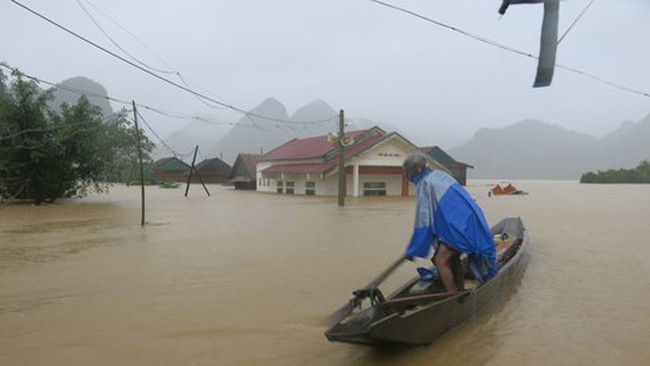 Hơn 1.000 hộ dân vùng rốn lũ Tân Hóa đã bị ngập trong lũ
