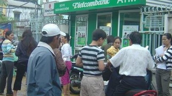 Vietcombank khóa thẻ ATM để bảo vệ chủ thẻ