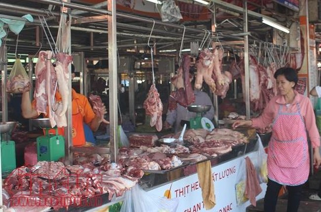 Giá thịt lợn đang giảm tại các tỉnh phía Nam sau vụ tiêm thuốc an thần