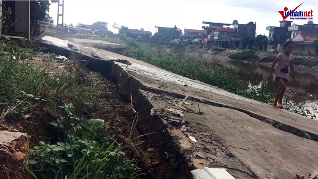 Hà Nội: Đường bê tông xã đứt đôi sau 1 tháng khánh thành