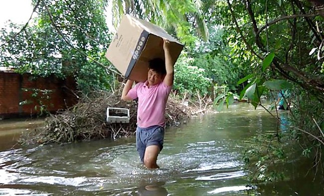 Nước chảy cuồn cuộn biến khu dân cư Sài Gòn thành ‘ốc đảo’