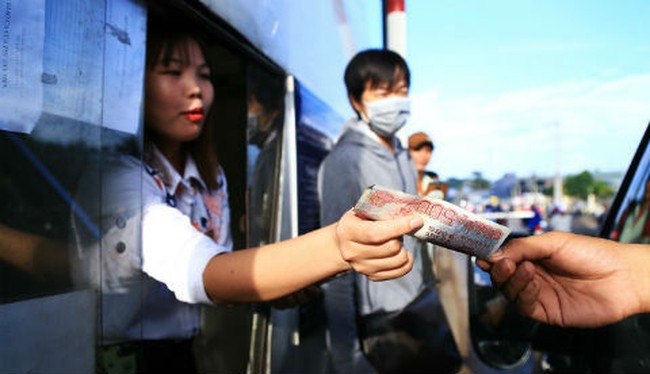 CSGT mời tài xế trả tiền lẻ mua vé BOT Biên Hòa làm việc