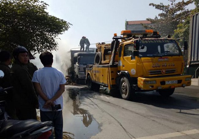 Video: Xe tải bốc cháy ngùn ngụt trên quốc lộ ở Thái Bình