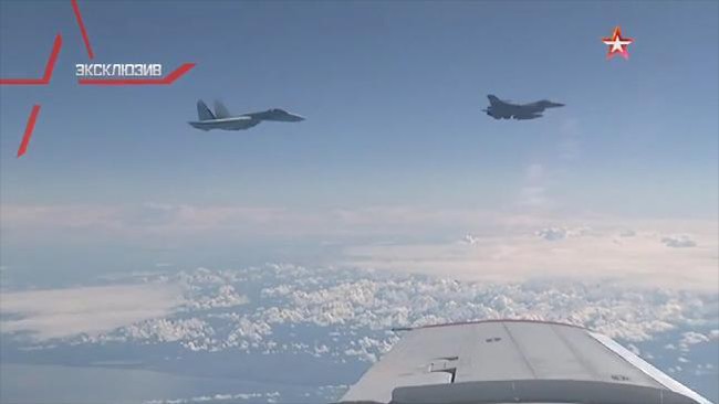 Su-27 khoe vũ khí đuổi phi cơ NATO áp sát máy bay chở Bộ trưởng Quốc phòng Nga