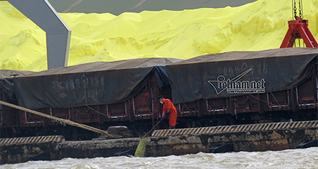 Công nhân cảng Hải Phòng hất thẳng lưu huỳnh xuống sông