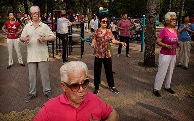 Dân số già hóa nhanh chóng mặt, người Việt chịu cảnh 'chưa giàu đã già'