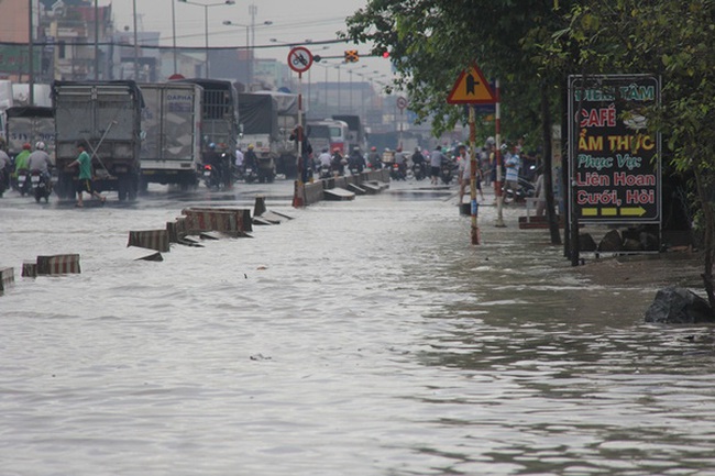 Mưa lớn, nhiều nơi ở Đồng Nai và Bà Rịa - Vũng Tàu ngập nặng