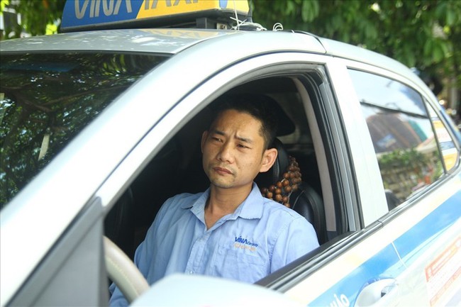Đại chiến taxi truyền thống với Grab, Uber: Tài xế taxi "một cổ nhiều tròng"