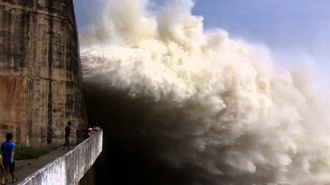 Lũ trên sông Đà lên nhanh, thủy điện Lai Châu mở 3 cửa xả