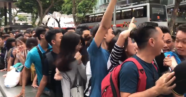 Người Việt xếp hàng mua iPhone X ở Singapore: Cầm hơi bằng socola, chen lấn đến ngạt thở