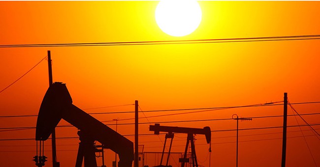Giá dầu thô giảm do IEA hạ triển vọng nhu cầu dầu