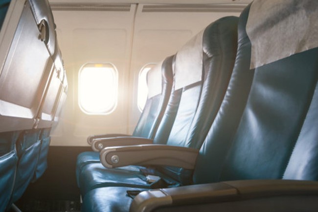 Vì sao ghế ngồi máy bay thường có màu xanh?
