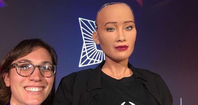 Tôi đã gặp Sophia - công dân robot đầu tiên của thế giới và cách cô ấy nói lời tạm biệt đều khiến trái tim mọi người tan chảy