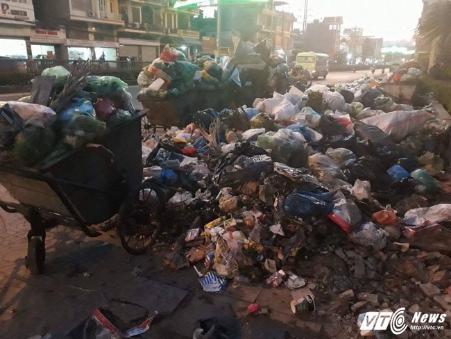 Vì sao hàng trăm tấn rác thải ngập tràn thành phố du lịch Hạ Long gây bức xúc?