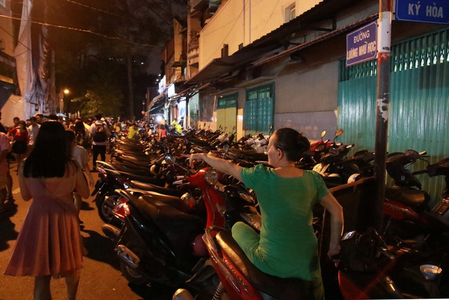 Công khai chặt chém ở phố lồng đèn