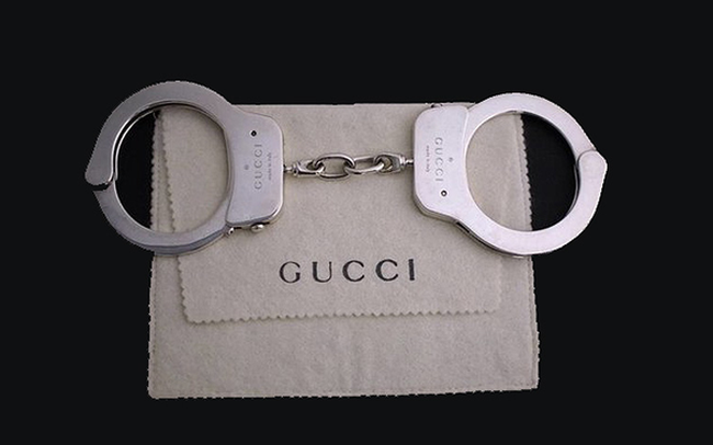 Gần 1,5 tỷ đồng là cái giá phải trả để sở hữu chiếc còng tay bằng bạc của Gucci