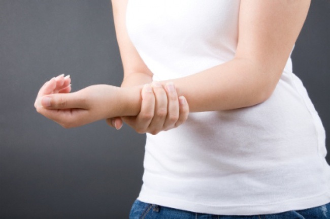 Đau mỏi tay có thể là dấu hiệu cảnh báo bệnh chứ không đơn thuần chỉ là do tập luyện quá sức